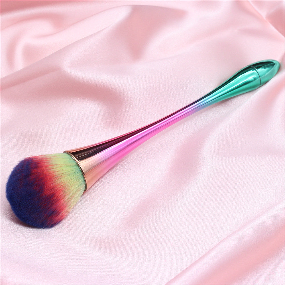 Makeup blending brush for streak-free application